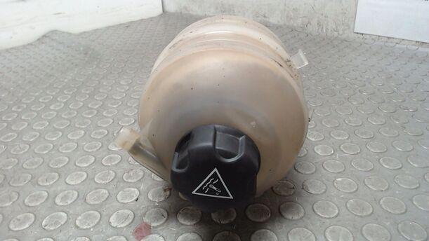 Foto: AUSGLEICHSBEHÄLTER eines Peugeot 206+ 60
