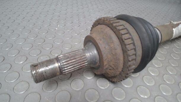 Foto: ANTRIEBSWELLE LINKS ( SCHALTGETRIEBE ) eines Peugeot 206 CC 110