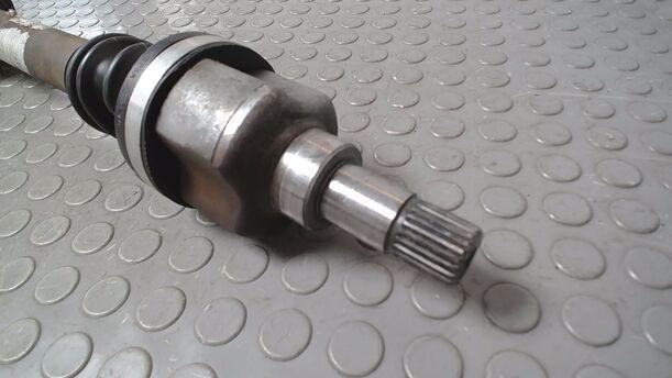 Foto: ANTRIEBSWELLE LINKS ( SCHALTGETRIEBE ) eines Peugeot 206 CC 110