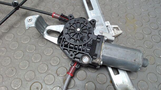 Foto: FENSTERHEBER VORN LINKS eines Peugeot 206+ 60
