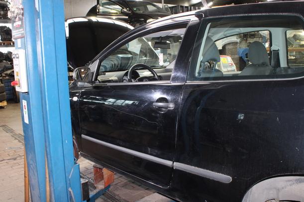 Foto: TÜR LINKS ( LACKIERUNGSBEDÜRFTIG ) eines VW Fox 1.2