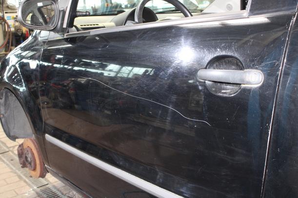 Foto: TÜR LINKS ( LACKIERUNGSBEDÜRFTIG ) eines VW Fox 1.2