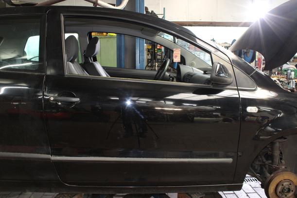Foto: TÜR RECHTS ( LACKIERUNGSBEDÜRFTIG ) eines VW Fox 1.2