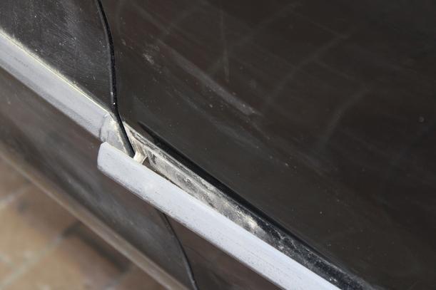 Foto: TÜR RECHTS ( LACKIERUNGSBEDÜRFTIG ) eines VW Fox 1.2