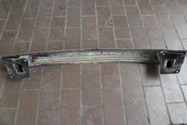 Foto: VERSTÄRKUNG HINTEN eines VW Fox 1.2