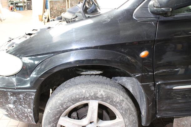 Foto: KOTFLÜGEL VORN LINKS eines Chrysler Grand Voyager 2.5 CRD
