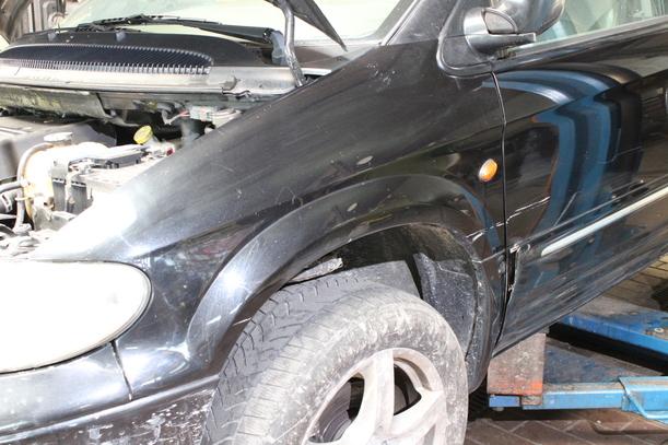 Foto: KOTFLÜGEL VORN LINKS eines Chrysler Grand Voyager 2.5 CRD