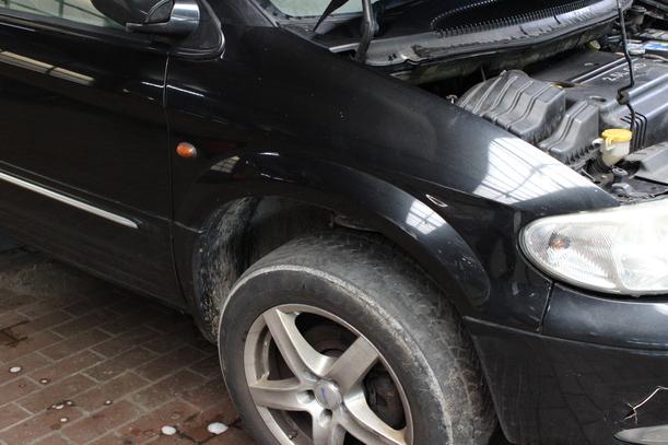 Foto: KOTFLÜGEL VORN RECHTS eines Chrysler Grand Voyager 2.5 CRD