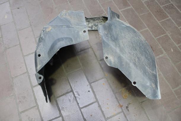Foto: RADHAUSSCHALE / INNENKOTFLÜGEL VORN LINKS eines Chrysler Grand Voyager 2.5 CRD