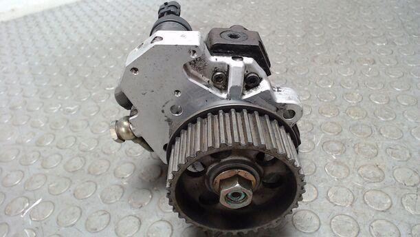 Foto: DIESELEINSPRITZPUMPE / HOCHDRUCKPUMPE eines Chrysler Grand Voyager 2.5 CRD
