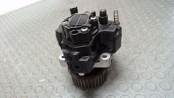 Foto: DIESELEINSPRITZPUMPE / HOCHDRUCKPUMPE eines Chrysler Grand Voyager 2.5 CRD