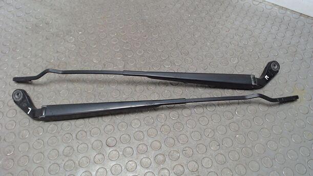 Foto: SCHEIBENWISCHERARME VORN eines Chrysler Grand Voyager 2.5 CRD