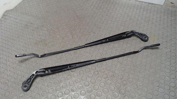 Foto: SCHEIBENWISCHERARME VORN eines Chrysler Grand Voyager 2.5 CRD