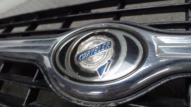 Foto: KÜHLERGRILL ( VOR FACELIFT ) eines Chrysler Grand Voyager 2.5 CRD