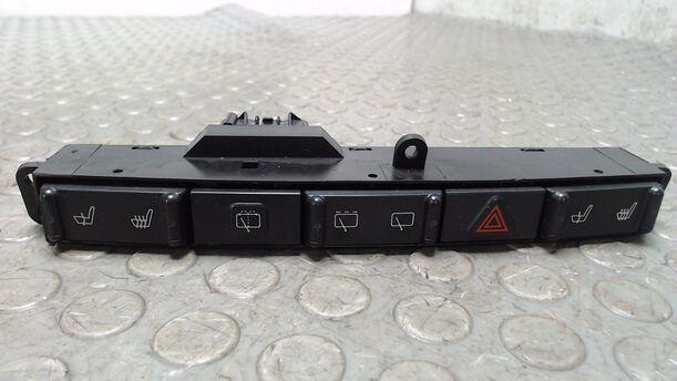 Foto: SCHALTERLEISTE WARNBLINK / SITZHEIZUNG / HECKSCHEIBE eines Chrysler Grand Voyager 2.5 CRD