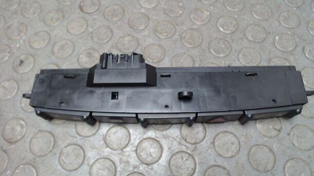 Foto: SCHALTERLEISTE WARNBLINK / SITZHEIZUNG / HECKSCHEIBE eines Chrysler Grand Voyager 2.5 CRD