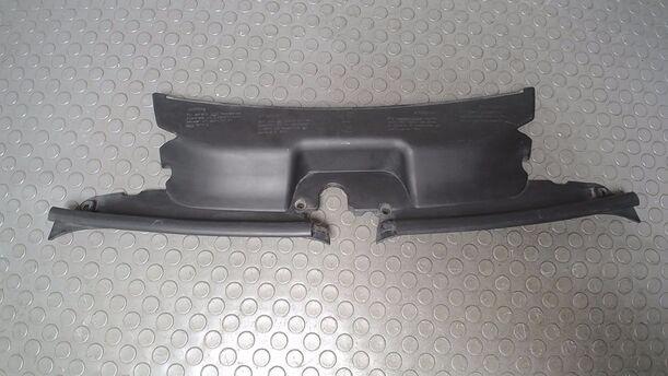 Foto: ANSAUGLUFTVERTEILER/ ABDECKUNG SCHLOSSTRÄGER eines BMW X3 3.0d