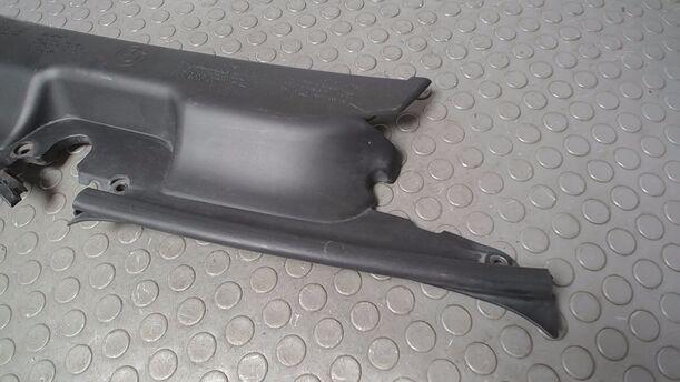 Foto: ANSAUGLUFTVERTEILER/ ABDECKUNG SCHLOSSTRÄGER eines BMW X3 3.0d