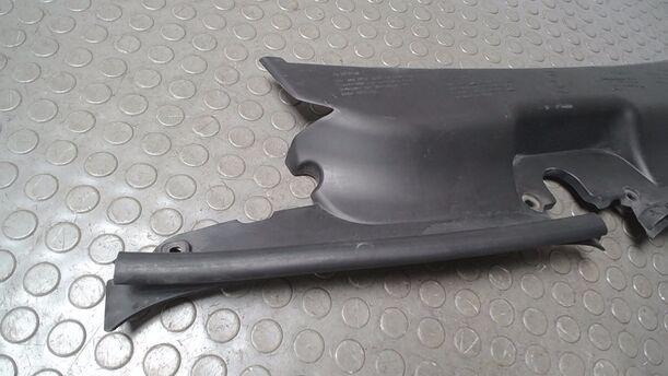 Foto: ANSAUGLUFTVERTEILER/ ABDECKUNG SCHLOSSTRÄGER eines BMW X3 3.0d