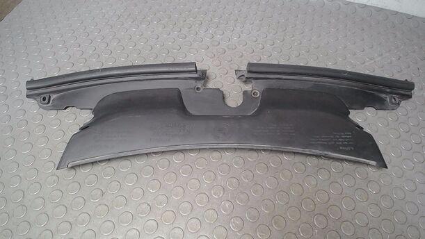 Foto: ANSAUGLUFTVERTEILER/ ABDECKUNG SCHLOSSTRÄGER eines BMW X3 3.0d