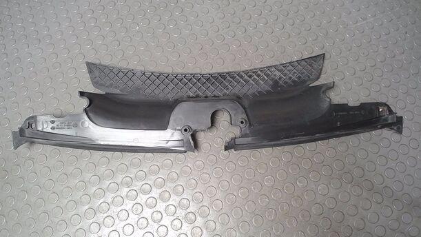 Foto: ANSAUGLUFTVERTEILER/ ABDECKUNG SCHLOSSTRÄGER eines BMW X3 3.0d