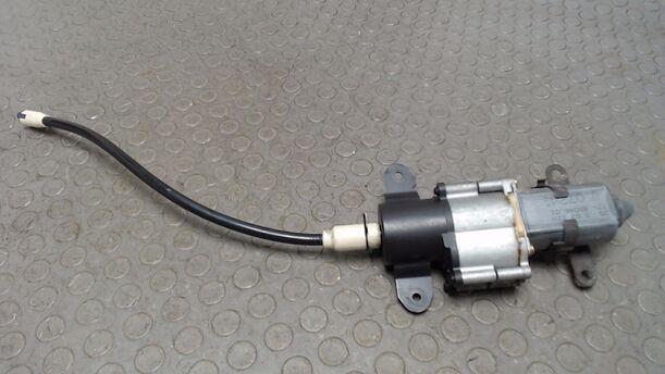 Foto: SCHIEBETÜRMOTOR HINTEN LINKS eines Chrysler Grand Voyager 2.5 CRD