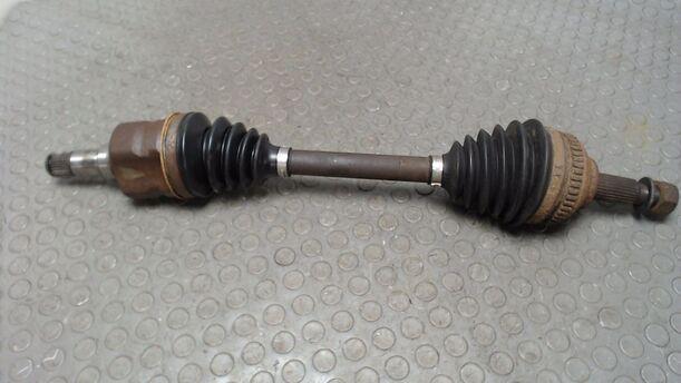 Foto: ANTRIEBSWELLE VORN LINKS eines Chrysler Grand Voyager 2.5 CRD