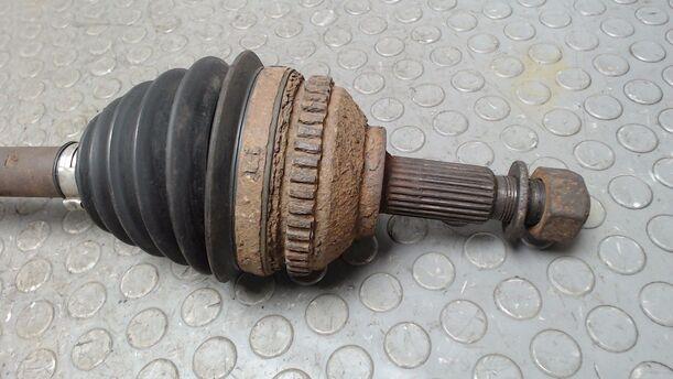 Foto: ANTRIEBSWELLE VORN LINKS eines Chrysler Grand Voyager 2.5 CRD