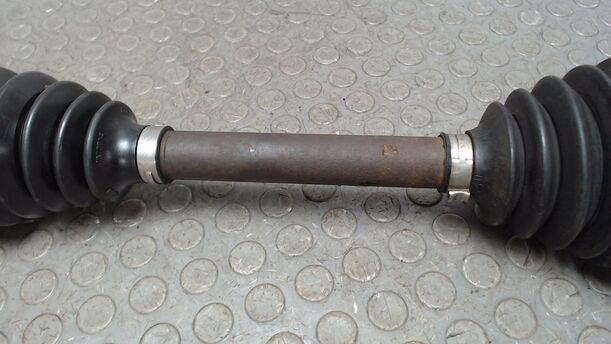 Foto: ANTRIEBSWELLE VORN LINKS eines Chrysler Grand Voyager 2.5 CRD