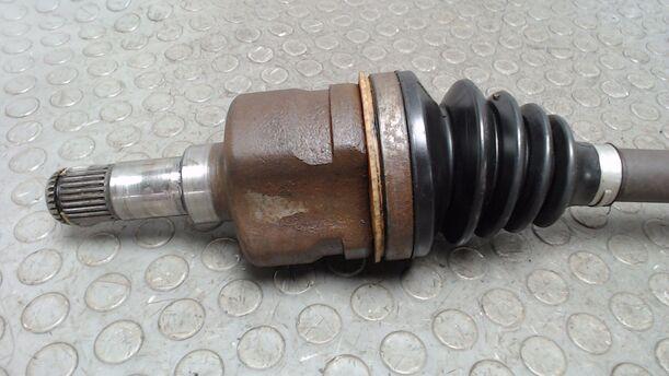 Foto: ANTRIEBSWELLE VORN LINKS eines Chrysler Grand Voyager 2.5 CRD
