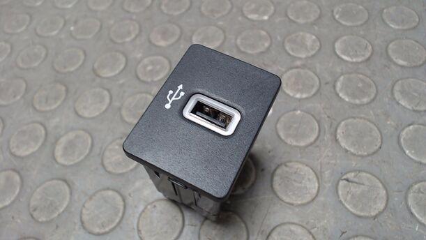 Foto: USB STECKER / SCHNITTSTELLEN STEUERGERÄT eines Ford Fiesta 1.0 EcoBoost S&S Aut.