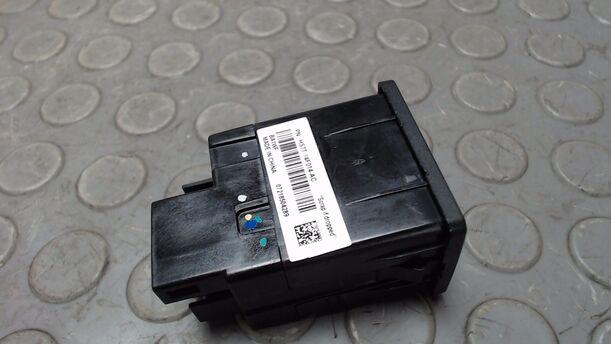 Foto: USB STECKER / SCHNITTSTELLEN STEUERGERÄT eines Ford Fiesta 1.0 EcoBoost S&S Aut.