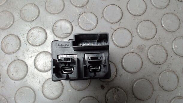 Foto: USB STECKER / SCHNITTSTELLEN STEUERGERÄT eines Ford Fiesta 1.0 EcoBoost S&S Aut.