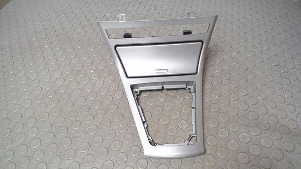 Foto: VERKLEIDUNG MITTELKONSOLE/ ASCHENBECHER eines BMW X3 3.0d