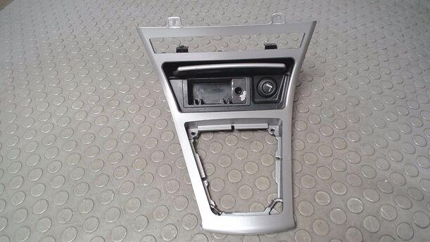 Foto: VERKLEIDUNG MITTELKONSOLE/ ASCHENBECHER eines BMW X3 3.0d