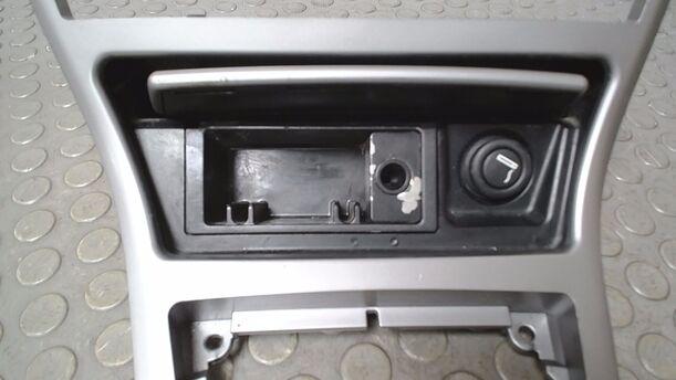 Foto: VERKLEIDUNG MITTELKONSOLE/ ASCHENBECHER eines BMW X3 3.0d