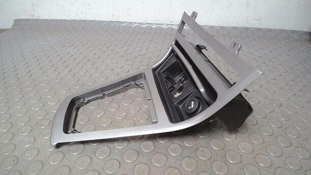 Foto: VERKLEIDUNG MITTELKONSOLE/ ASCHENBECHER eines BMW X3 3.0d
