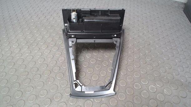 Foto: VERKLEIDUNG MITTELKONSOLE/ ASCHENBECHER eines BMW X3 3.0d
