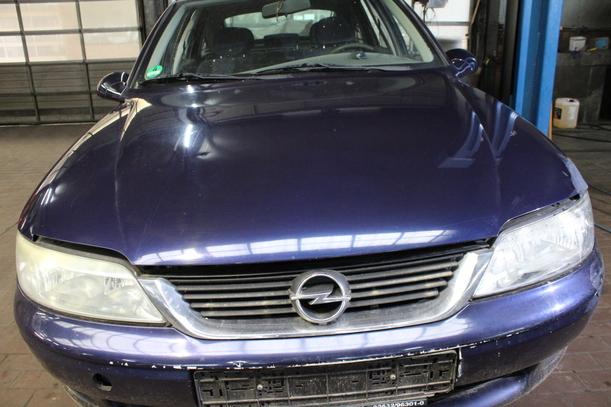 Foto: MOTORHAUBE ( FACELIFT ) eines Opel Vectra 1.6