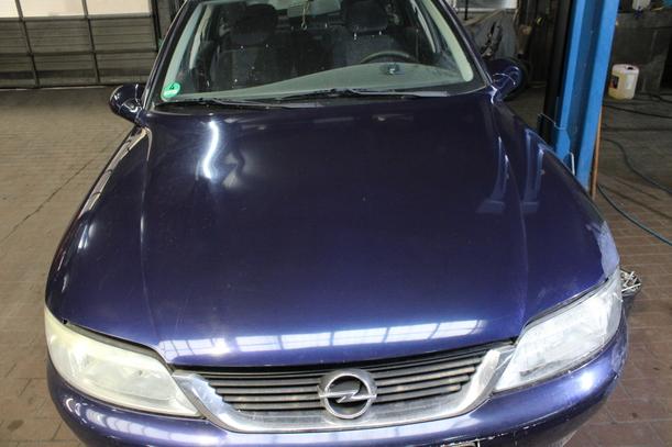 Foto: MOTORHAUBE ( FACELIFT ) eines Opel Vectra 1.6