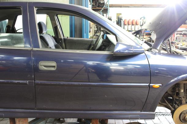 Foto: TÜR VORN RECHTS eines Opel Vectra 1.6