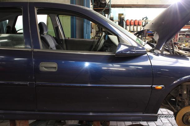 Foto: TÜR VORN RECHTS eines Opel Vectra 1.6