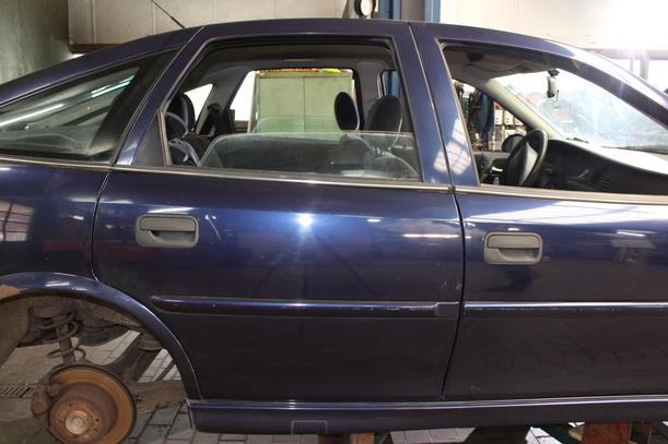 Foto: TÜR HINTEN RECHTS  ( LIMOUSINE ) eines Opel Vectra 1.6