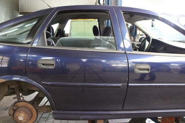 Foto: TÜR HINTEN RECHTS  ( LIMOUSINE ) eines Opel Vectra 1.6