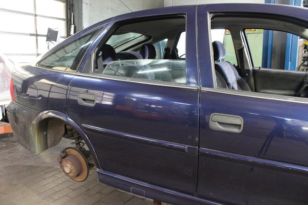Foto: TÜR HINTEN RECHTS  ( LIMOUSINE ) eines Opel Vectra 1.6