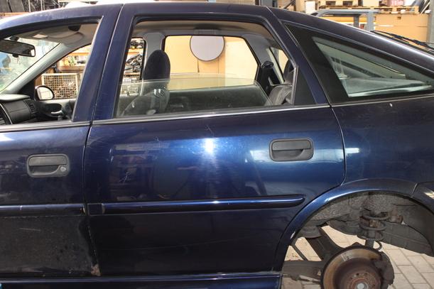 Foto: TÜR HINTEN LINKS ( LIMOUSINE ) eines Opel Vectra 1.6