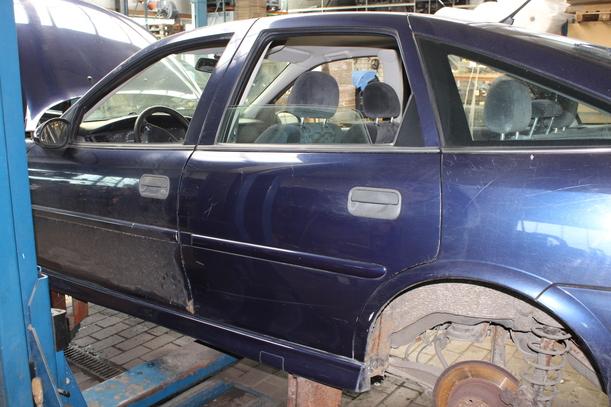 Foto: TÜR HINTEN LINKS ( LIMOUSINE ) eines Opel Vectra 1.6