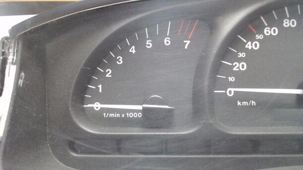 Foto: TACHOEINHEIT / KOMBIINSTRUMENT eines Opel Vectra 1.6