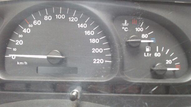 Foto: TACHOEINHEIT / KOMBIINSTRUMENT eines Opel Vectra 1.6