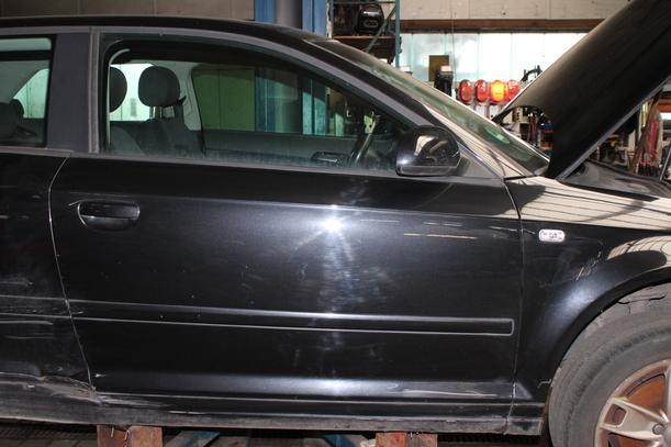 Foto: TÜR VORN RECHTS ( 2/3 TÜRER ) eines Audi A3 2.0 TDI DPF